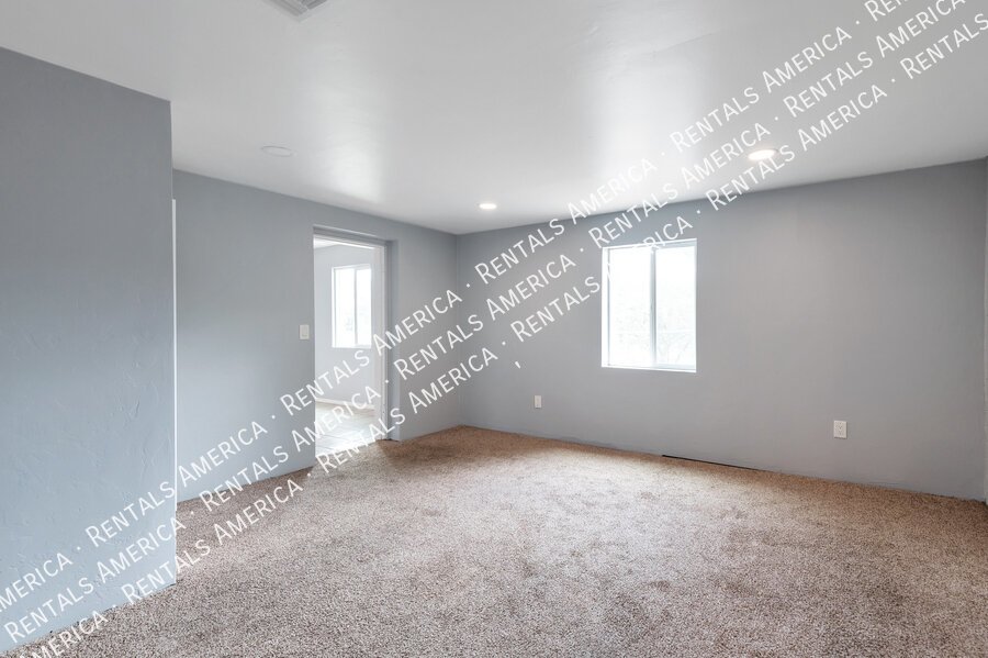 MOVE IN SPECIAL $100 off! Central location, near U of A property image