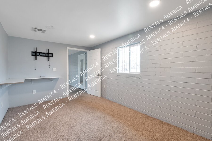 MOVE IN SPECIAL $100 off! Central location, near U of A property image