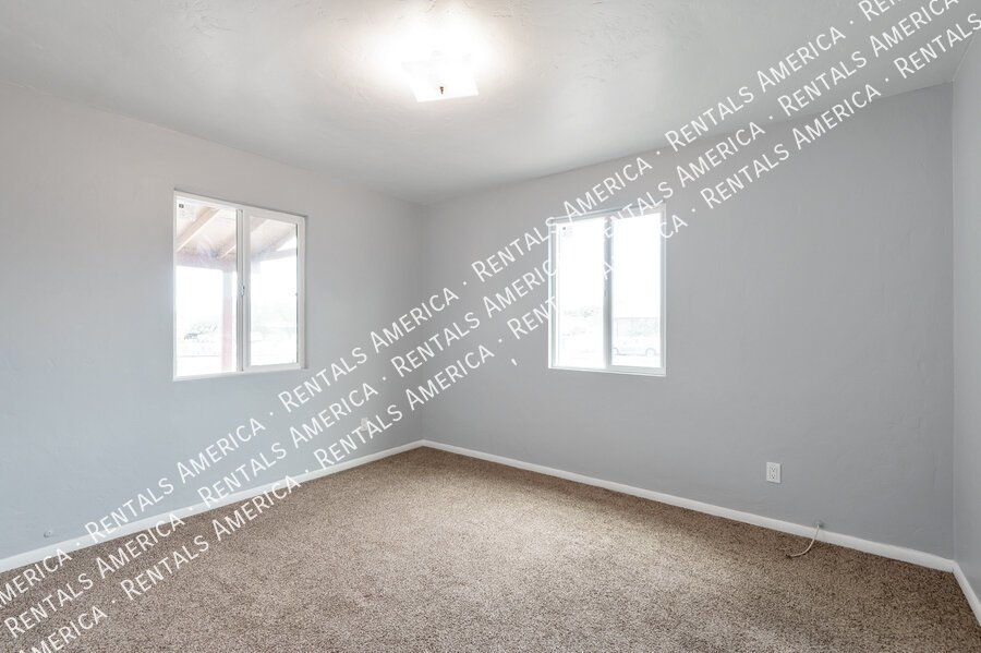 MOVE IN SPECIAL $100 off! Central location, near U of A property image