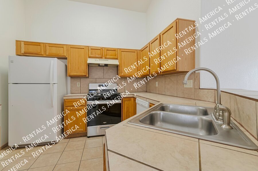 Beautiful home in a great eastside location! Tile throughout. property image