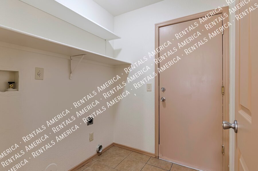 Beautiful home in a great eastside location! Tile throughout. property image
