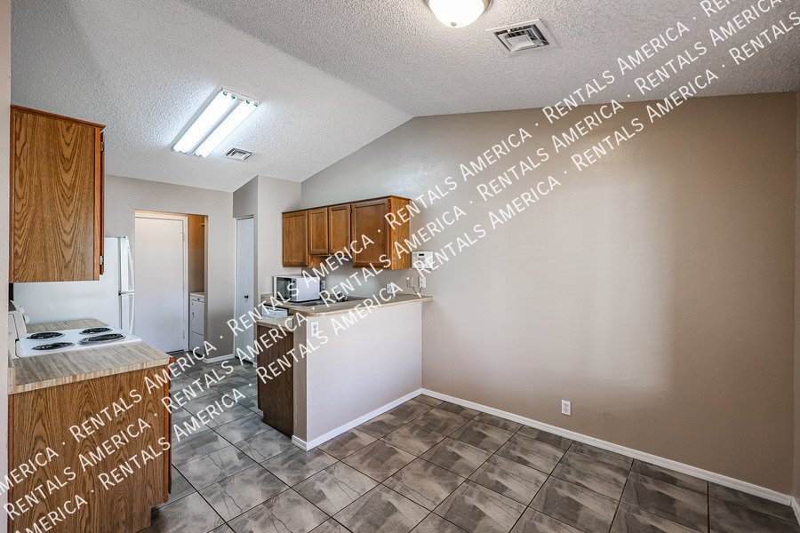 Charming 2 Bd/2 Ba Home With Garage & Fireplace! property image