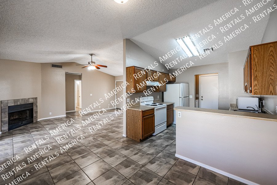 Charming 2 Bd/2 Ba Home With Garage & Fireplace! property image