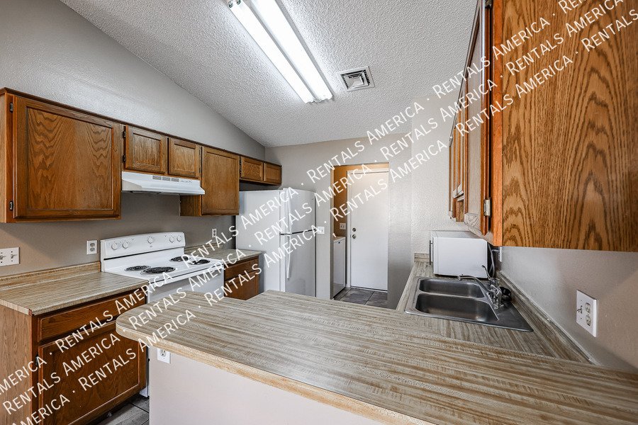 Charming 2 Bd/2 Ba Home With Garage & Fireplace! property image