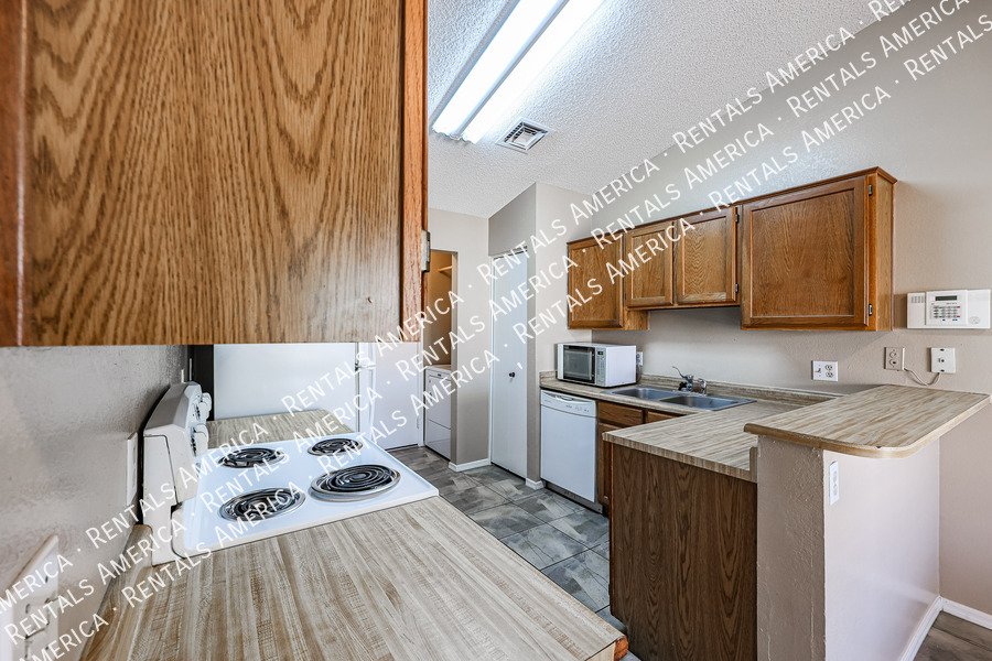 Charming 2 Bd/2 Ba Home With Garage & Fireplace! property image