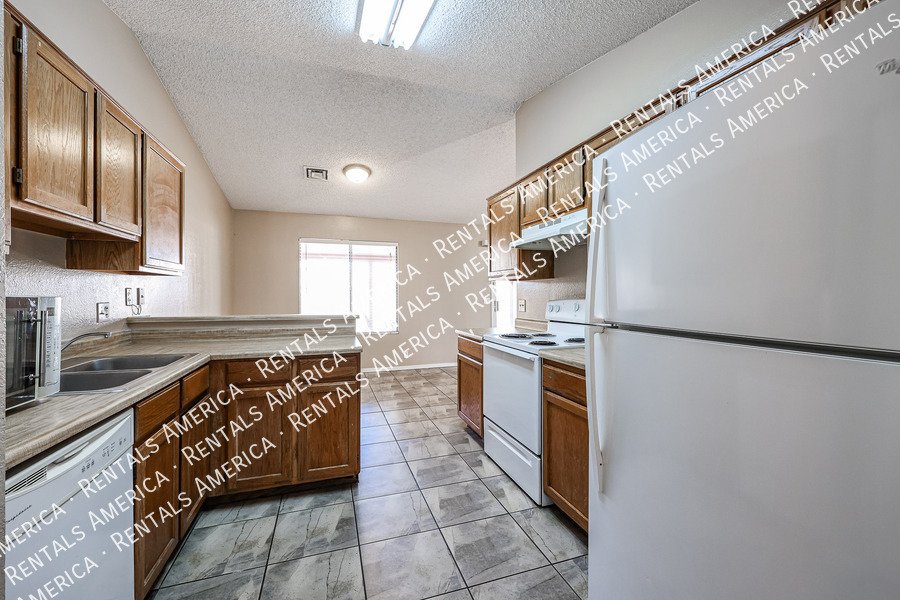 Charming 2 Bd/2 Ba Home With Garage & Fireplace! property image