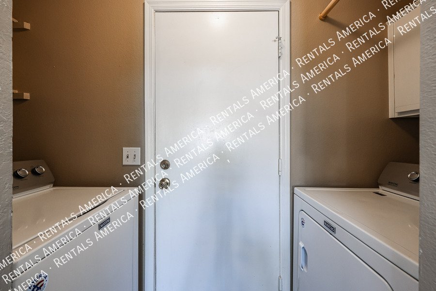 Charming 2 Bd/2 Ba Home With Garage & Fireplace! property image