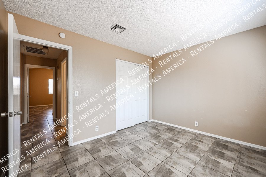 Charming 2 Bd/2 Ba Home With Garage & Fireplace! property image