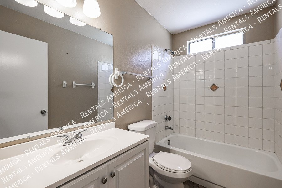 Charming 2 Bd/2 Ba Home With Garage & Fireplace! property image