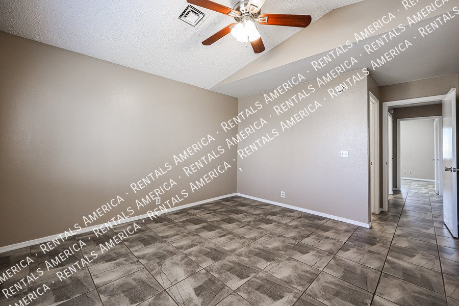 Charming 2 Bd/2 Ba Home With Garage & Fireplace! property image