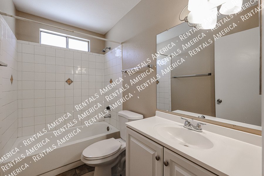 Charming 2 Bd/2 Ba Home With Garage & Fireplace! property image