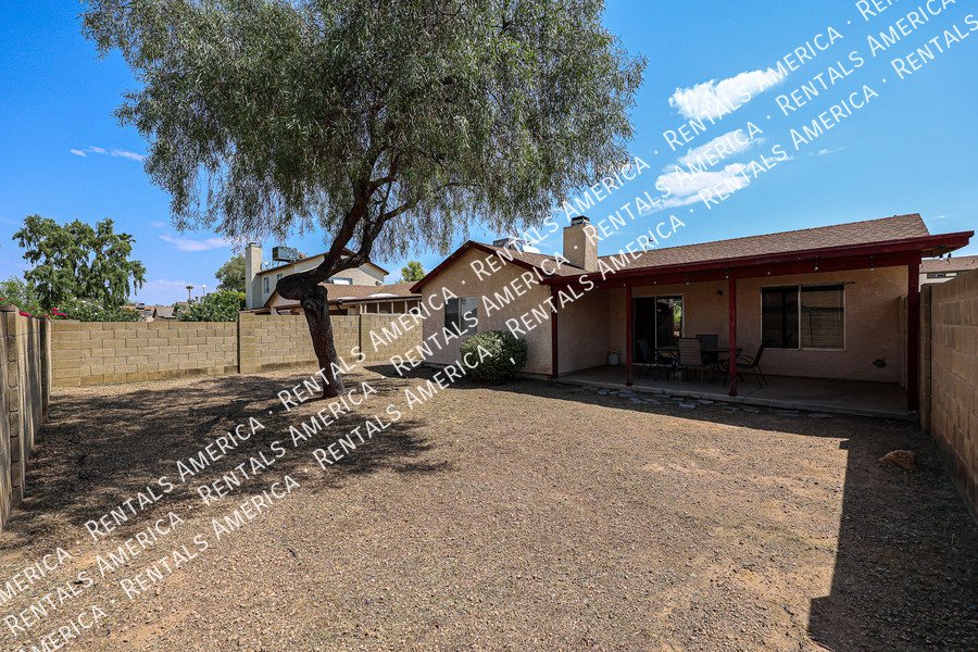 Charming 2 Bd/2 Ba Home With Garage & Fireplace! property image