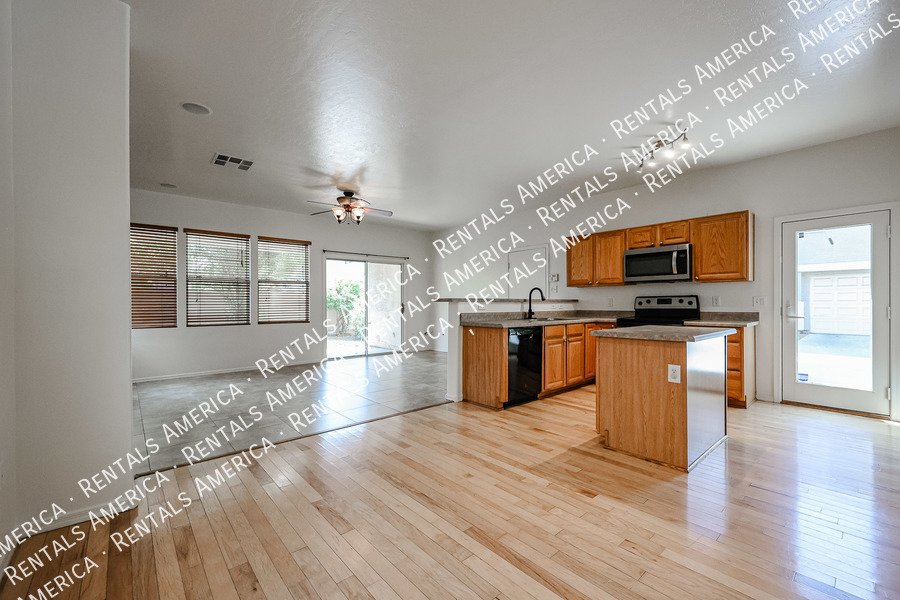 Spacious Home in The Gardens! property image