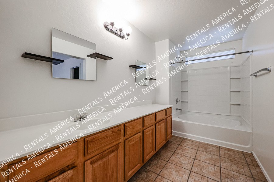 Spacious Home in The Gardens! property image