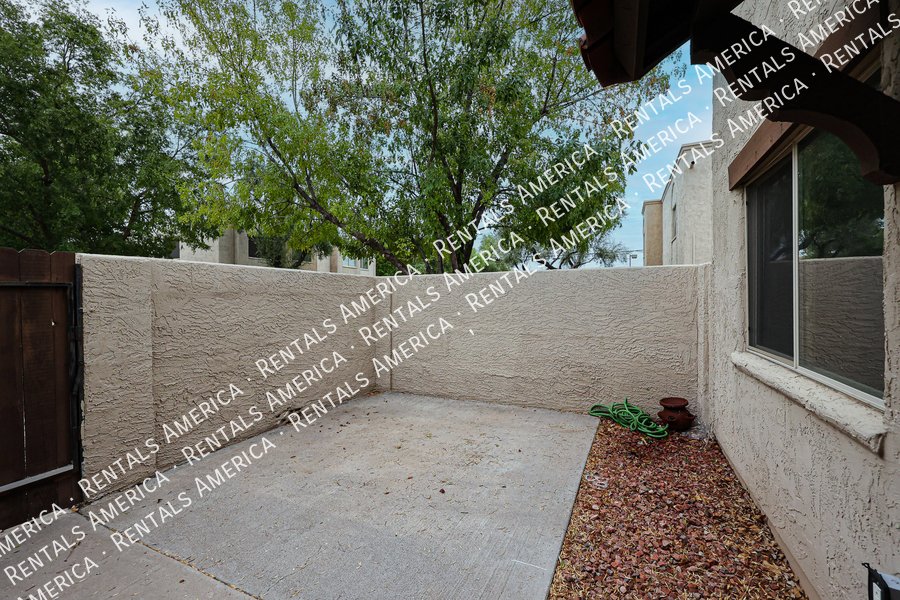 Nice corner 2 bd / 1 ba 2-level condo in the heart of Scottsdale!!! property image