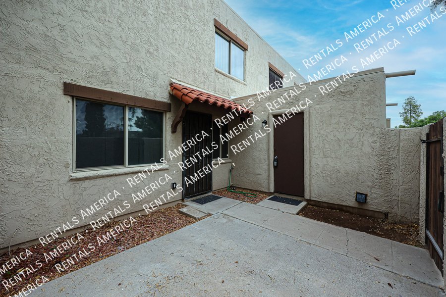 Nice corner 2 bd / 1 ba 2-level condo in the heart of Scottsdale!!! property image