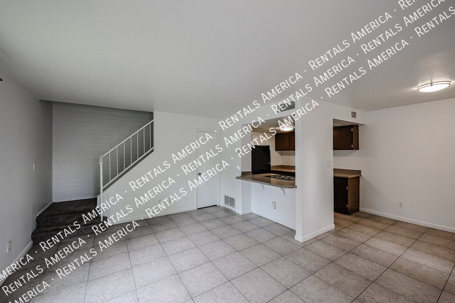 Nice corner 2 bd / 1 ba 2-level condo in the heart of Scottsdale!!! property image