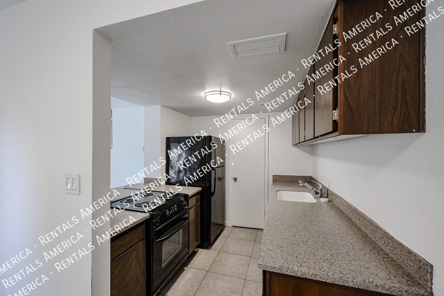 Nice corner 2 bd / 1 ba 2-level condo in the heart of Scottsdale!!! property image