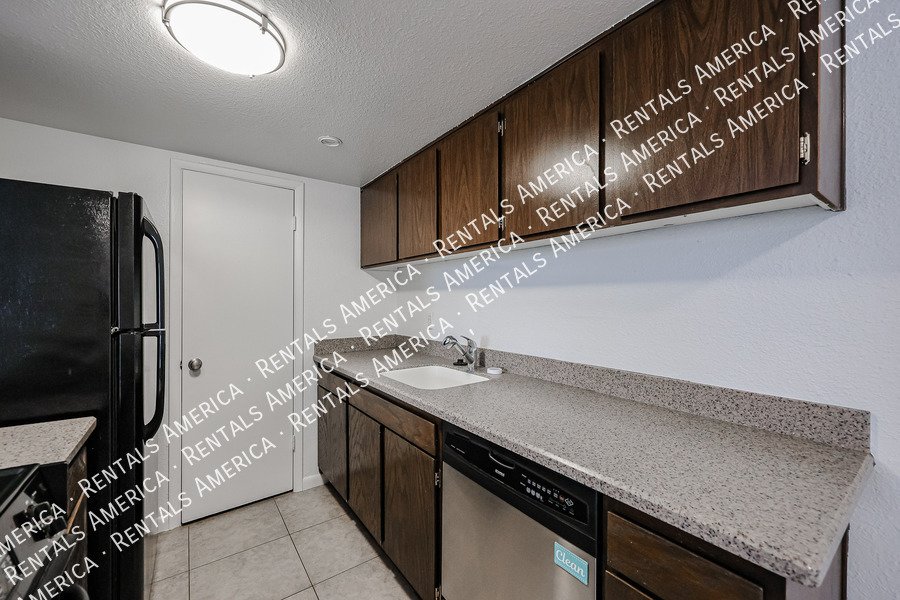 Nice corner 2 bd / 1 ba 2-level condo in the heart of Scottsdale!!! property image