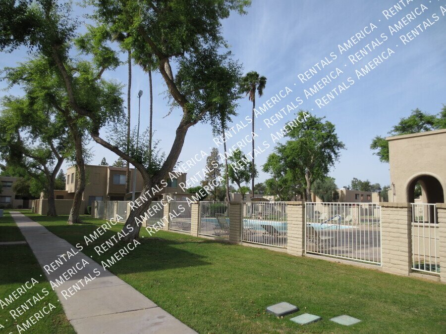 Nice corner 2 bd / 1 ba 2-level condo in the heart of Scottsdale!!! property image