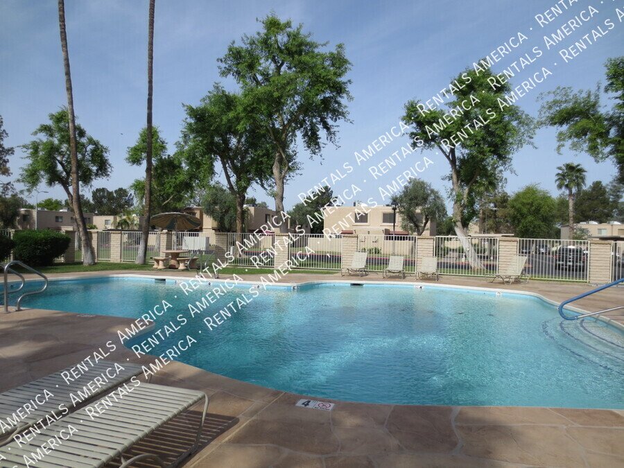Nice corner 2 bd / 1 ba 2-level condo in the heart of Scottsdale!!! property image