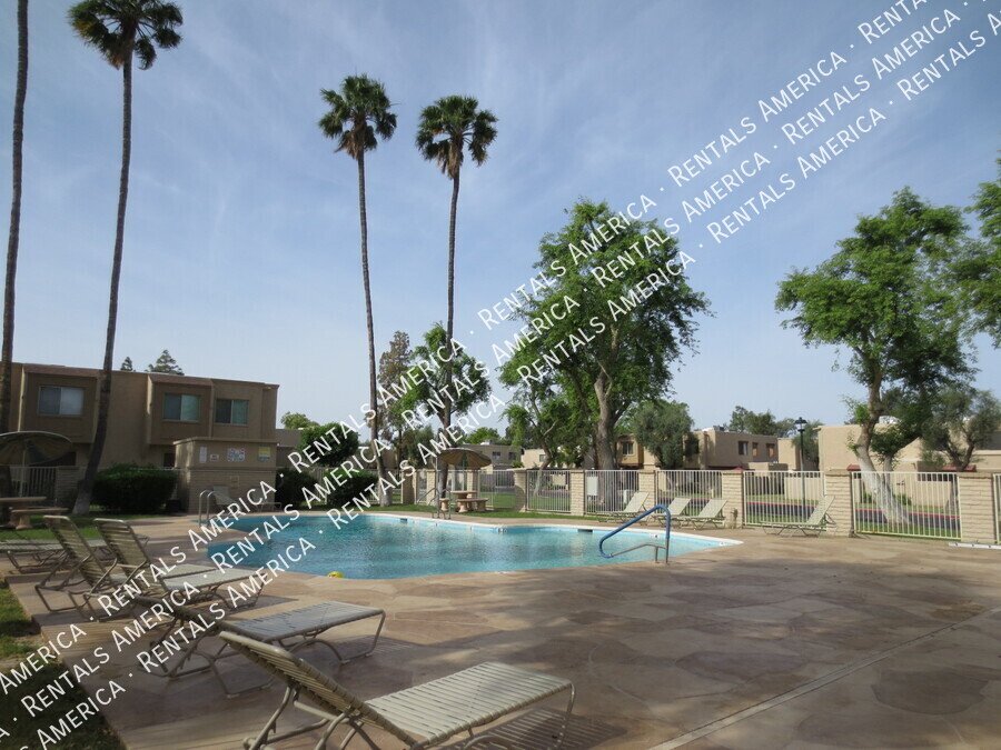 Nice corner 2 bd / 1 ba 2-level condo in the heart of Scottsdale!!! property image