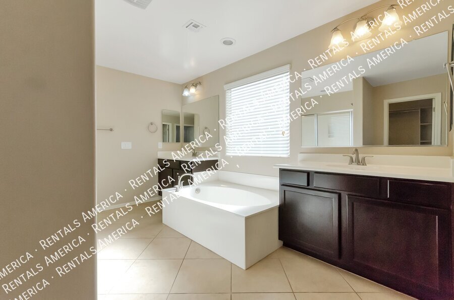 Stunning 4bdrm in great neighborhood! property image